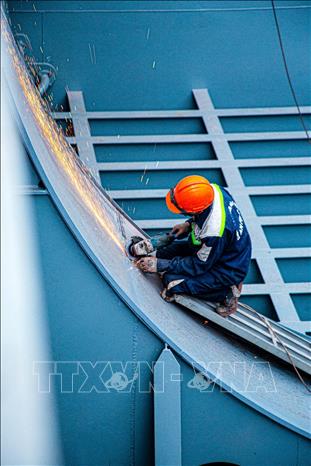 Quá trình gia công kim loại với cường độ cao và môi trường nhiệt độ lớn. Ảnh: Lan Anh/TTXVN phát
