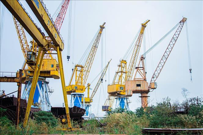 Hệ thống cẩu trục phục vụ việc di chuyển các cấu kiện thép hàng chục tấn trong quá trình đóng mới tàu. Ảnh: Lan Anh/TTXVN phát
