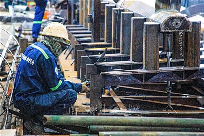 Tỉ mỉ xử lý các chi tiết kỹ thuật trên thân tàu tại phân xưởng cơ khí. Ảnh: Lan Anh/TTXVN phát
