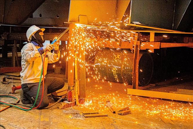 Công đoạn hàn kết cấu mô đun được thực hiện với yêu cầu kỹ thuật cao và độ chính xác gần như tuyệt đối. Ảnh: Lan Anh/TTXVN phát
