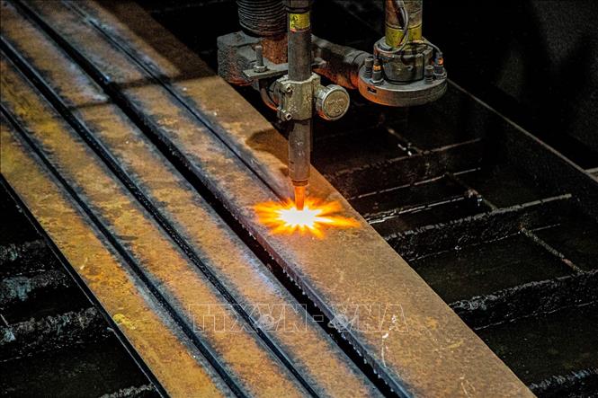 Từ khâu thiết kế đến gia công khép kín, sự kết hợp giữa kinh nghiệm và khả năng làm chủ thiết bị hiện đại của người lao động đã tạo nên những con tàu thép đạt tiêu chuẩn quốc tế. Ảnh: Lan Anh/TTXVN phát
