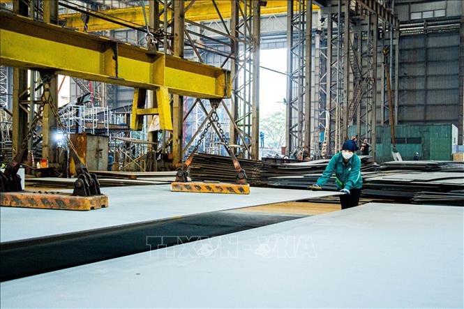 Các khối thép được tập kết trong xưởng, chuẩn bị cho quá trình gia công thân tàu. Ảnh: Lan Anh/TTXVN phát