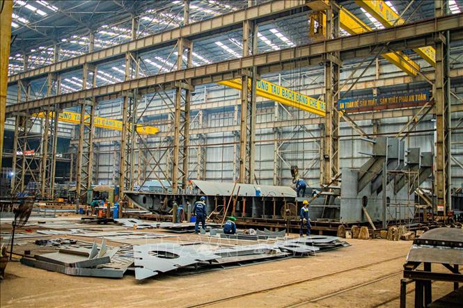 Không gian nhà xưởng tại Nhà máy đóng tàu Bạch Đằng với hệ thống kết cấu thép và cẩu trục vận hành liên tục, nơi mỗi ngày hàng trăm công nhân tham gia vào các công đoạn đóng tàu. Ảnh: Lan Anh/TTXVN phát
