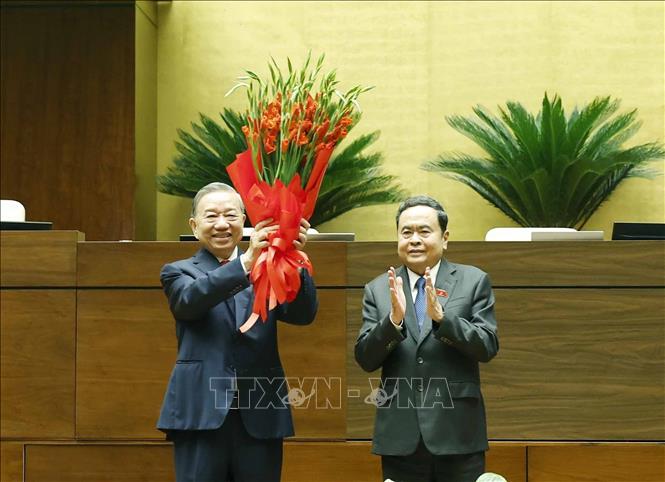 Chủ tịch Quốc hội Trần Thanh Mẫn thay mặt lãnh đạo Đảng, Nhà nước và Đại biểu Quốc hội khóa XVI tặng hoa chúc mừng Tổng Bí thư, Chủ tịch nước Tô Lâm. Ảnh: Thống Nhất - TTXVN