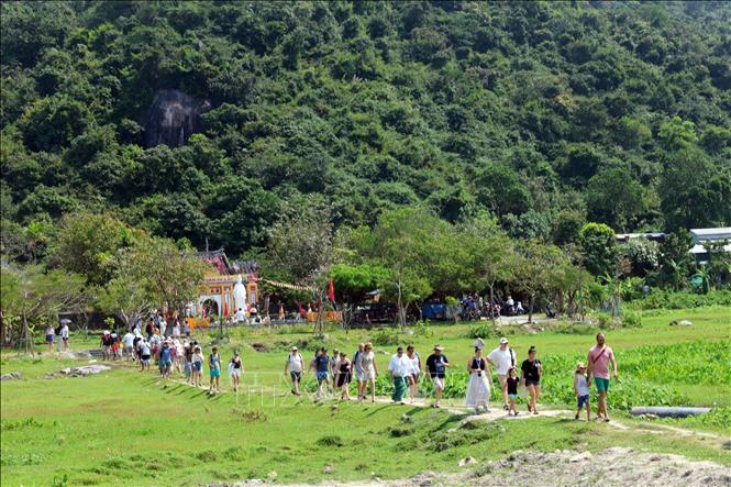 Foreign tourists visit the Hai Tang ancient pagoda on Cu Lao Cham island in Tan Hiep commune, the central city of Da Nang. VNA Photo: Đỗ Trưởng