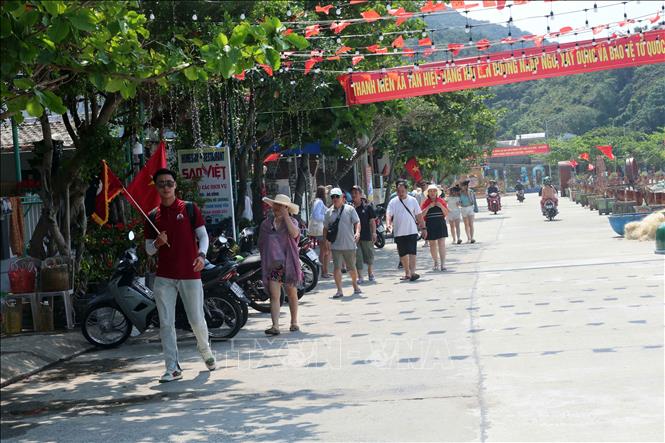 Foreign tourists visit Cu Lao Cham island in Tan Hiep commune, the central city of Da Nang. VNA Photo: Đỗ Trưởng