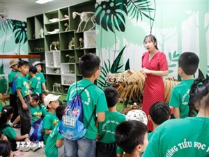 Học sinh thích thú khi Hổ Đông Dương và Sao La quý hiếm “xuất hiện” tại Huế