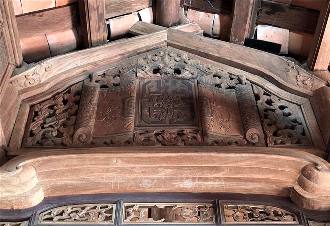 Nhiều ngôi nhà còn giữ nguyên trạng các chi tiết hoa văn cổ trên cấu kiện gỗ. Ảnh: Quốc Dũng - TTXVN