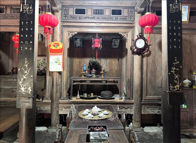 Không gian ban thờ, phòng khách quen thuộc trong những ngôi nhà ba gian của người Việt cổ. Ảnh: Quốc Dũng - TTXVN