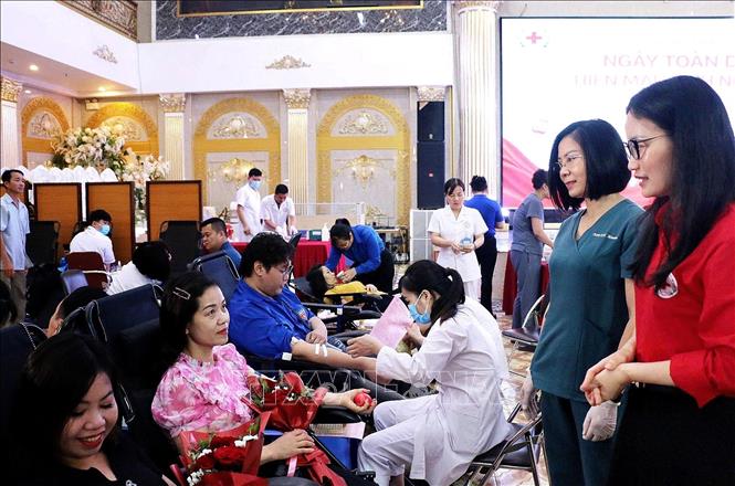 Ban chỉ đạo thăm hỏi động viên người hiến máu tình nguyện. Ảnh: Thanh Hải - TTXVN 