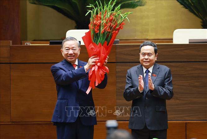 Chủ tịch Quốc hội Trần Thanh Mẫn thay mặt lãnh đạo Đảng, Nhà nước và Đại biểu Quốc hội khóa XVI tặng hoa chúc mừng Tổng Bí thư, Chủ tịch nước Tô Lâm. Ảnh: Dương Giang - TTXVN