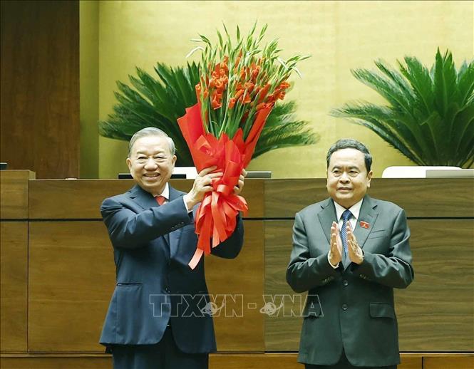 NA Chairman Tran Thanh Man on behalf of the Party, State leaders and the NA deputies congratulates Party General Secretary and State President To Lam. VNA Photo