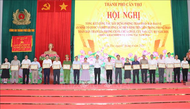 Đại diện tập thể có thành tích xuất sắc trong phong trào 