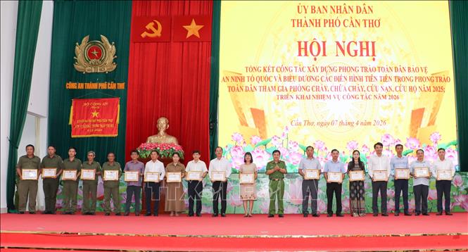 Đại diện tập thể có thành tích trong phong trào 