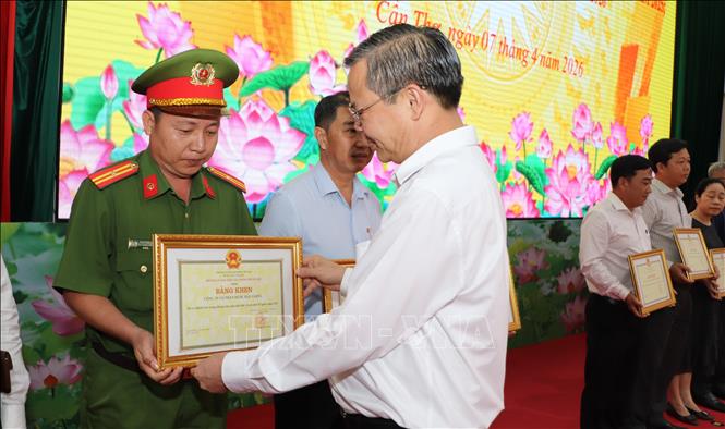 Đại diện tập thể có thành tích xuất sắc trong phong trào 