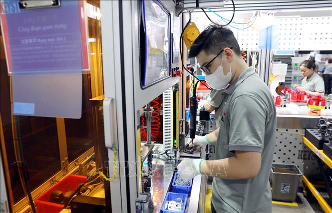 Công nhân Công ty TNHH Keystone Electrical Việt Nam (Khu công nghiệp Liên Hà Thái, Khu kinh tế Thái Bình) sản xuất các sản phẩm. Ảnh: Thế Duyệt – TTXVN