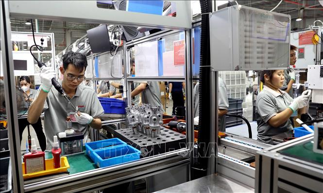 Công nhân Công ty TNHH Keystone Electrical Việt Nam (Khu công nghiệp Liên Hà Thái, Khu kinh tế Thái Bình) sản xuất các sản phẩm. Ảnh: Thế Duyệt – TTXVN