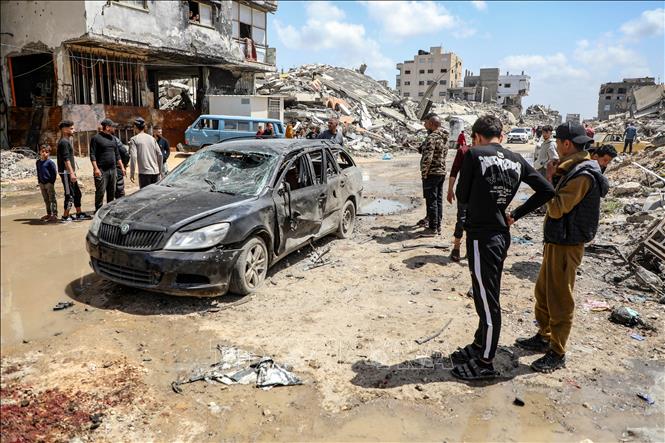 Xe ô tô bị hư hại sau một cuộc không kích tại thành phố Gaza ngày 6/4/2026. Ảnh: THX/TTXVN