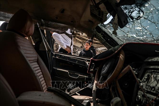 Xe ô tô bị hư hại sau một cuộc không kích tại thành phố Gaza ngày 6/4/2026. Ảnh: THX/TTXVN