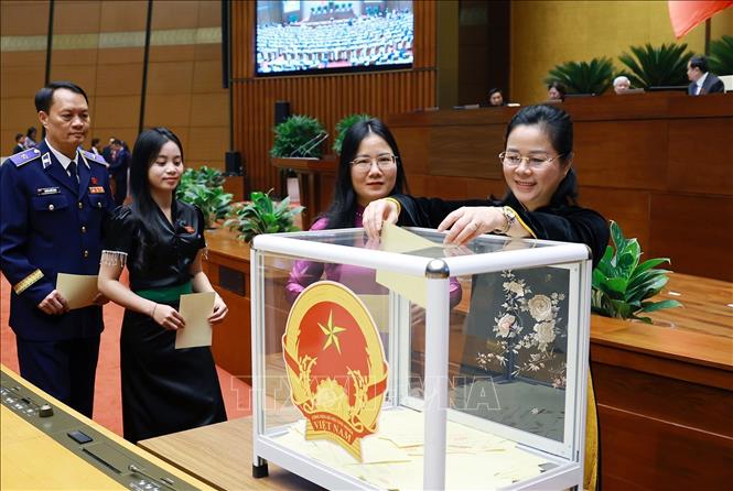 Các Đại biểu Quốc hội bỏ phiếu bầu. Ảnh: Dương Giang-TTXVN
