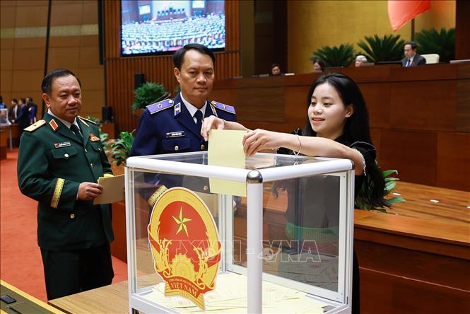 Các Đại biểu Quốc hội bỏ phiếu bầu. Ảnh: Dương Giang-TTXVN
