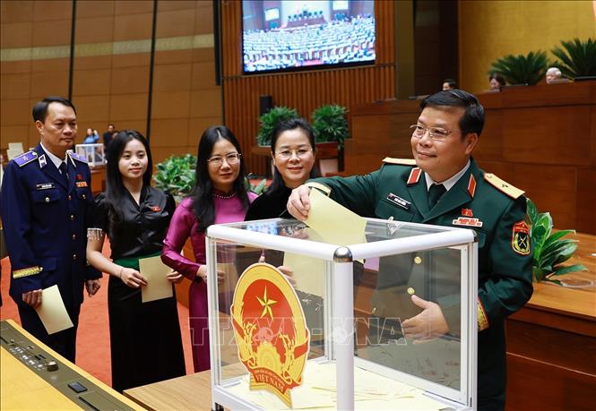 Các Đại biểu Quốc hội bỏ phiếu bầu. Ảnh: Dương Giang-TTXVN