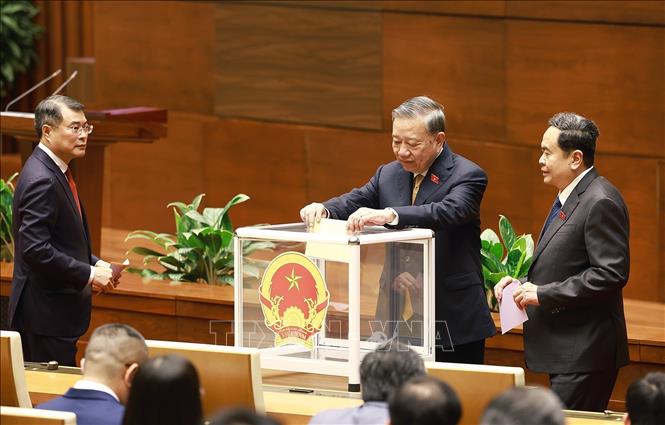 Tổng Bí thư Tô Lâm và các đại biểu Quốc hội bỏ phiếu bầu. Ảnh: Dương Giang - TTXVN