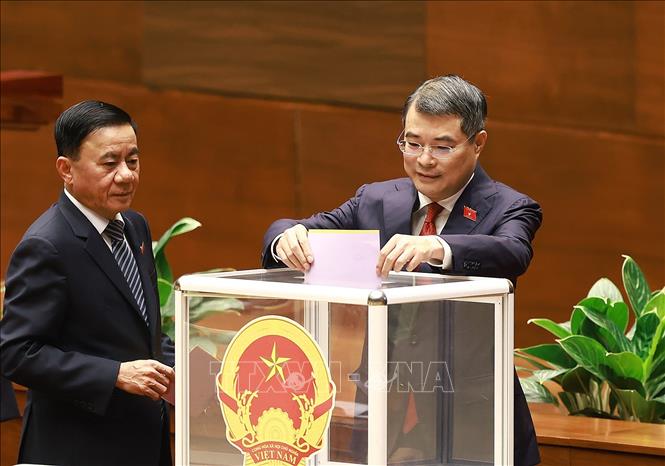 Các Đại biểu Quốc hội bỏ phiếu bầu. Ảnh: Dương Giang-TTXVN