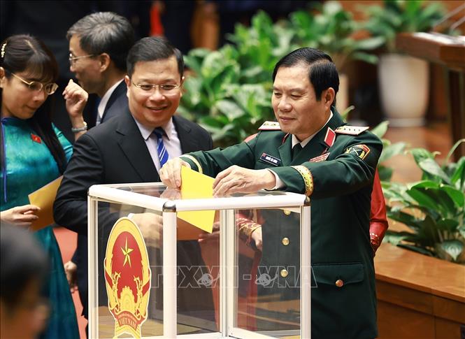 Các Đại biểu Quốc hội bỏ phiếu bầu. Ảnh: Dương Giang-TTXVN