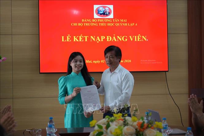 Cô giáo Lô Thị Bảo Vy vinh dự được kết nạp Đảng tại trường Tiểu học Quỳnh Lập A, phường Tân Mai (Nghệ An). Ảnh: Bích Huệ - TTXVN