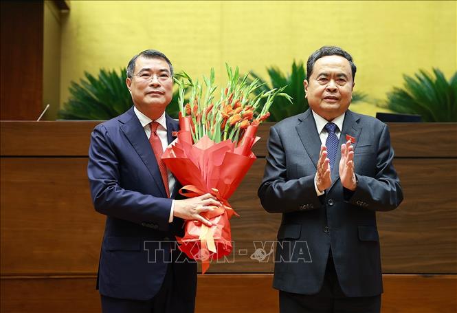 Chủ tịch Quốc hội Trần Thanh Mẫn thay mặt lãnh đạo Đảng, Nhà nước, Mặt trận Tổ quốc Việt Nam và Đại biểu Quốc hội khóa XVI tặng hoa chúc mừng Thủ tướng Chính phủ Lê Minh Hưng. Ảnh: Dương Giang - TTXVN