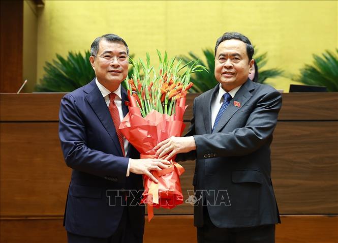 Chủ tịch Quốc hội Trần Thanh Mẫn thay mặt lãnh đạo Đảng, Nhà nước, Mặt trận Tổ quốc Việt Nam và Đại biểu Quốc hội khóa XVI tặng hoa chúc mừng Thủ tướng Chính phủ Lê Minh Hưng. Ảnh: Dương Giang - TTXVN