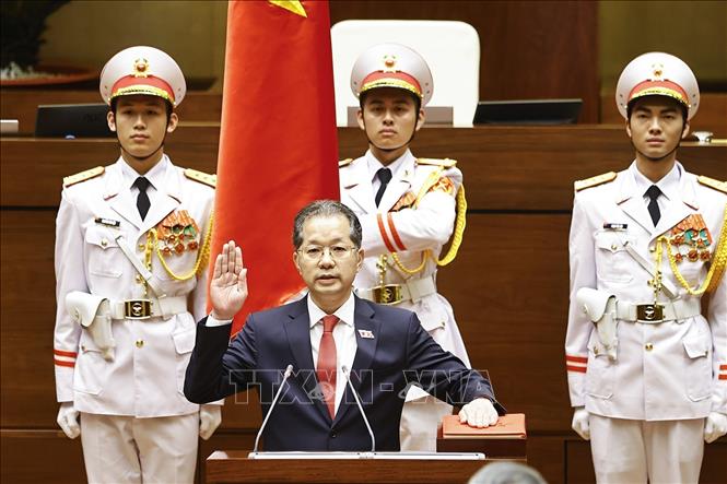 Chánh án Tòa án nhân dân Tối cao Nguyễn Văn Quảng tuyên thệ nhậm chức. Ảnh: Doãn Tấn - TTXVN