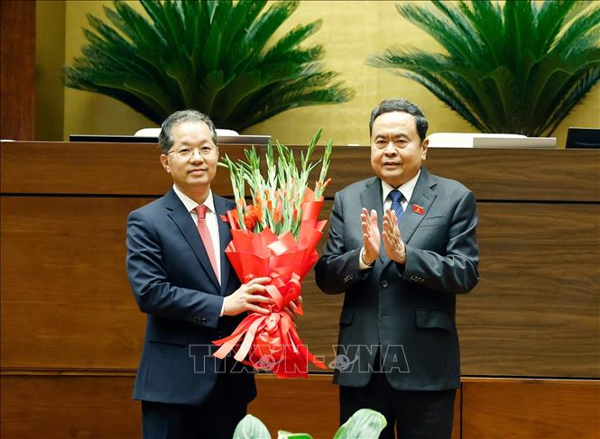 Chủ tịch Quốc hội Trần Thanh Mẫn thay mặt lãnh đạo Đảng, Nhà nước và Đại biểu Quốc hội khóa XVI tặng hoa chúc mừng Chánh án Tòa án nhân dân Tối cao Nguyễn Văn Quảng. Ảnh: Thống Nhất - TTXVN