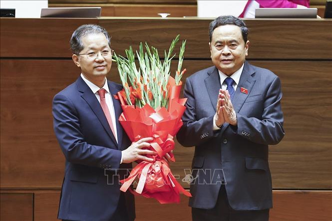 Chủ tịch Quốc hội Trần Thanh Mẫn thay mặt lãnh đạo Đảng, Nhà nước và Đại biểu Quốc hội khóa XVI tặng hoa chúc mừng Chánh án Tòa án nhân dân Tối cao Nguyễn Văn Quảng. Ảnh: Doãn Tấn - TTXVN