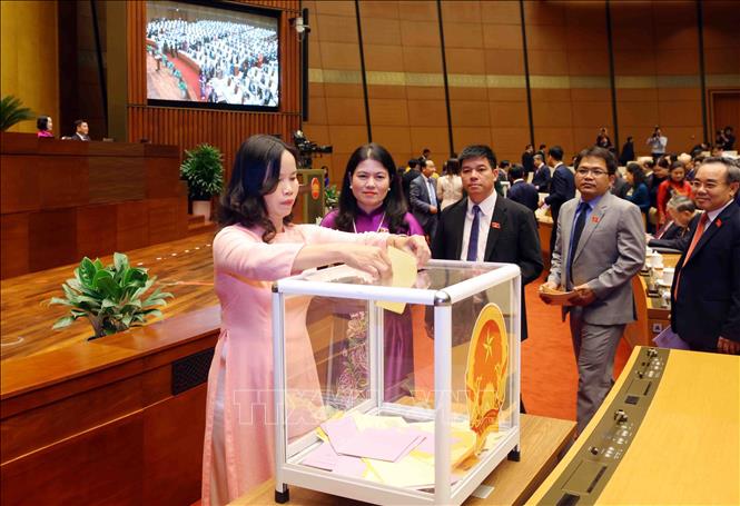 Các đại biểu bỏ phiếu bầu. Ảnh: Phạm Kiên - TTXVN