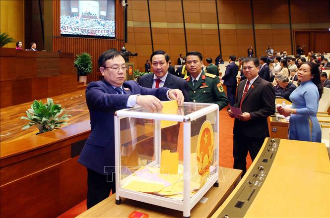 Các đại biểu bỏ phiếu bầu. Ảnh: Phạm Kiên - TTXVN