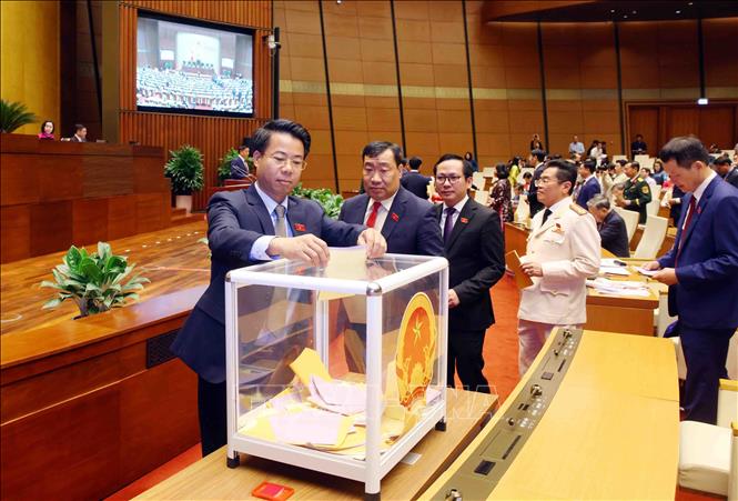 Các đại biểu bỏ phiếu bầu. Ảnh: Phạm Kiên - TTXVN