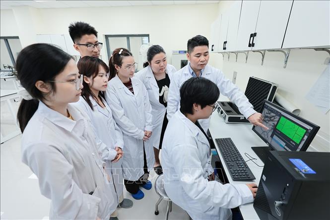 Sinh viên Khoa Nông học được trực tiếp thực hành trên thiết bị phân tích rễ dưới sự hướng dẫn của Giảng viên. Ảnh: Lê Đông - TTXVN