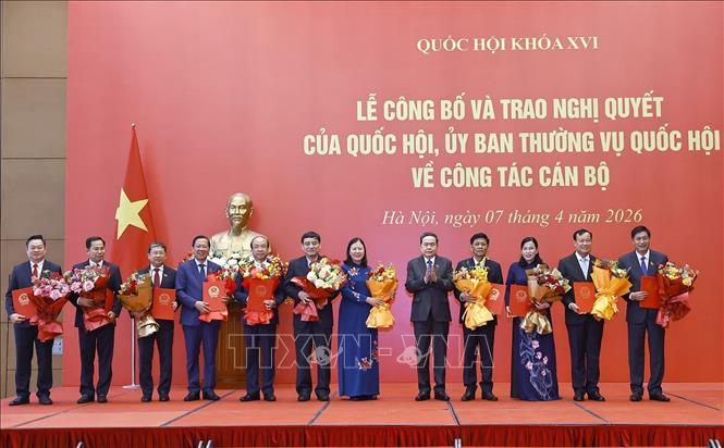 Chủ tịch Quốc hội Trần Thanh Mẫn trao Nghị quyết của Quốc hội cho các Uỷ viên Uỷ ban Thường vụ Quốc hội, Chủ tịch Hội đồng Dân tộc, Chủ nhiệm Uỷ ban của Quốc hội, Tổng Thư ký - Chủ nhiệm Văn phòng Quốc hội. Ảnh: Doãn Tấn – TTXVN