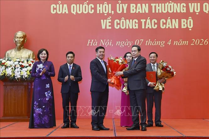 Chủ tịch Quốc hội Trần Thanh Mẫn trao Nghị quyết của Quốc hội cho các Phó Chủ tịch Quốc hội. Ảnh: Doãn Tấn – TTXVN