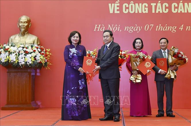 Chủ tịch Quốc hội Trần Thanh Mẫn trao Nghị quyết của Quốc hội cho các Phó Chủ tịch Quốc hội. Ảnh: Doãn Tấn – TTXVN