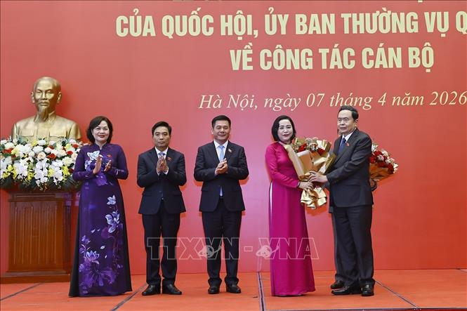 Chủ tịch Quốc hội Trần Thanh Mẫn trao Nghị quyết của Quốc hội cho các Phó Chủ tịch Quốc hội. Ảnh: Doãn Tấn – TTXVN