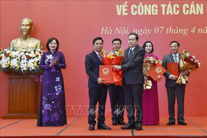 Chủ tịch Quốc hội Trần Thanh Mẫn trao Nghị quyết của Quốc hội cho các Phó Chủ tịch Quốc hội. Ảnh: Doãn Tấn – TTXVN