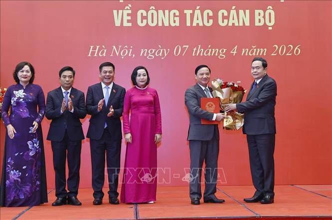 Chủ tịch Quốc hội Trần Thanh Mẫn trao Nghị quyết của Quốc hội cho các Phó Chủ tịch Quốc hội. Ảnh: Doãn Tấn – TTXVN