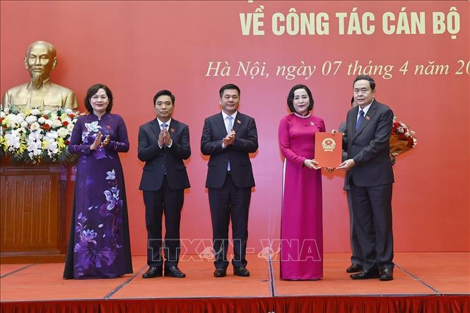 Chủ tịch Quốc hội Trần Thanh Mẫn trao Nghị quyết của Quốc hội cho các Phó Chủ tịch Quốc hội. Ảnh: Doãn Tấn – TTXVN