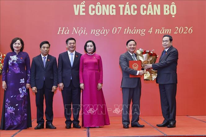 Chủ tịch Quốc hội Trần Thanh Mẫn trao Nghị quyết của Quốc hội cho các Phó Chủ tịch Quốc hội. Ảnh: Doãn Tấn – TTXVN