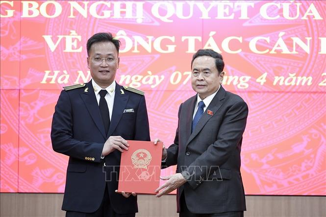 Chủ tịch Quốc hội Trần Thanh Mẫn trao Nghị quyết của Quốc hội cho Tổng Kiểm toán Nhà nước Nguyễn Hữu Nghĩa. Ảnh: Doãn Tấn - TTXVN 