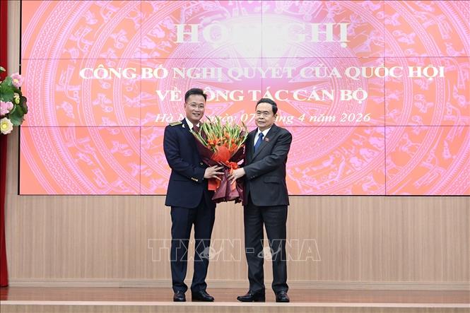 Chủ tịch Quốc hội Trần Thanh Mẫn trao Nghị quyết của Quốc hội cho Tổng Kiểm toán Nhà nước Nguyễn Hữu Nghĩa. Ảnh: Doãn Tấn - TTXVN 