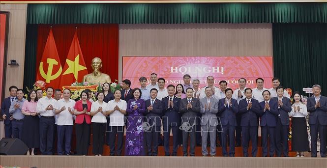 Chủ tịch Quốc hội Trần Thanh Mẫn với đại biểu. Ảnh: Doãn Tấn - TTXVN 